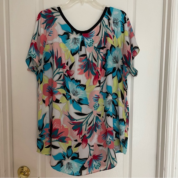 Relaxed plus size floral print lightest top - Picture 2 of 9